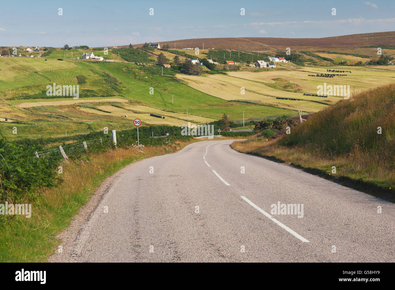 Straße am Melvich auf der nördlichen Küste von Sutherland, Schottland - Straße ist Teil der nördlichen Küste 500 Route. Stockfoto