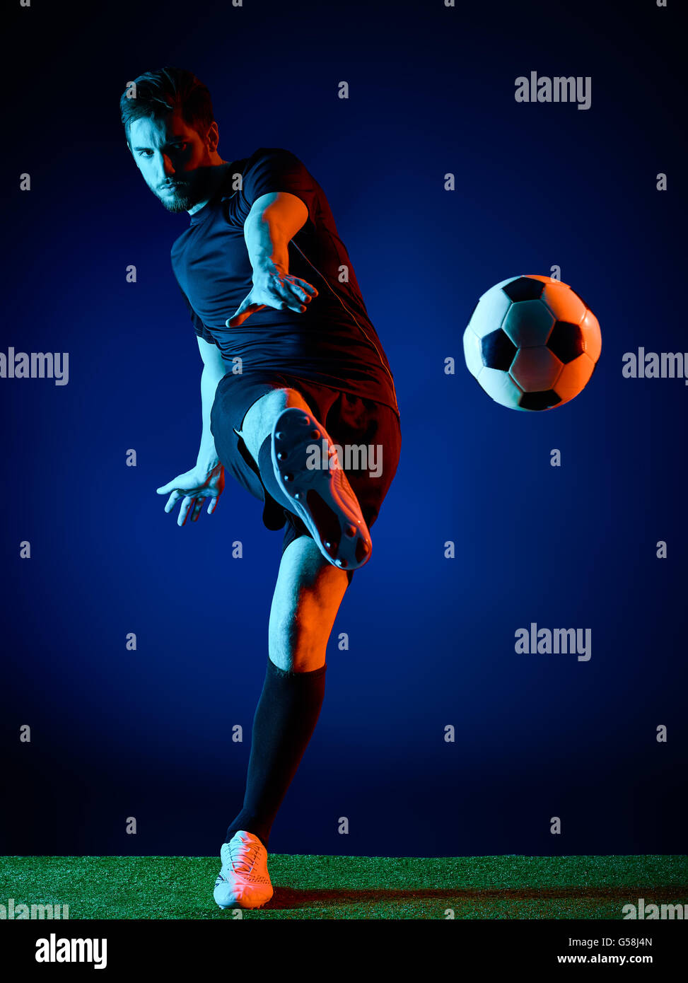 eine kaukasische Fußballspieler Mann auf schwarzem Hintergrund isoliert Stockfoto