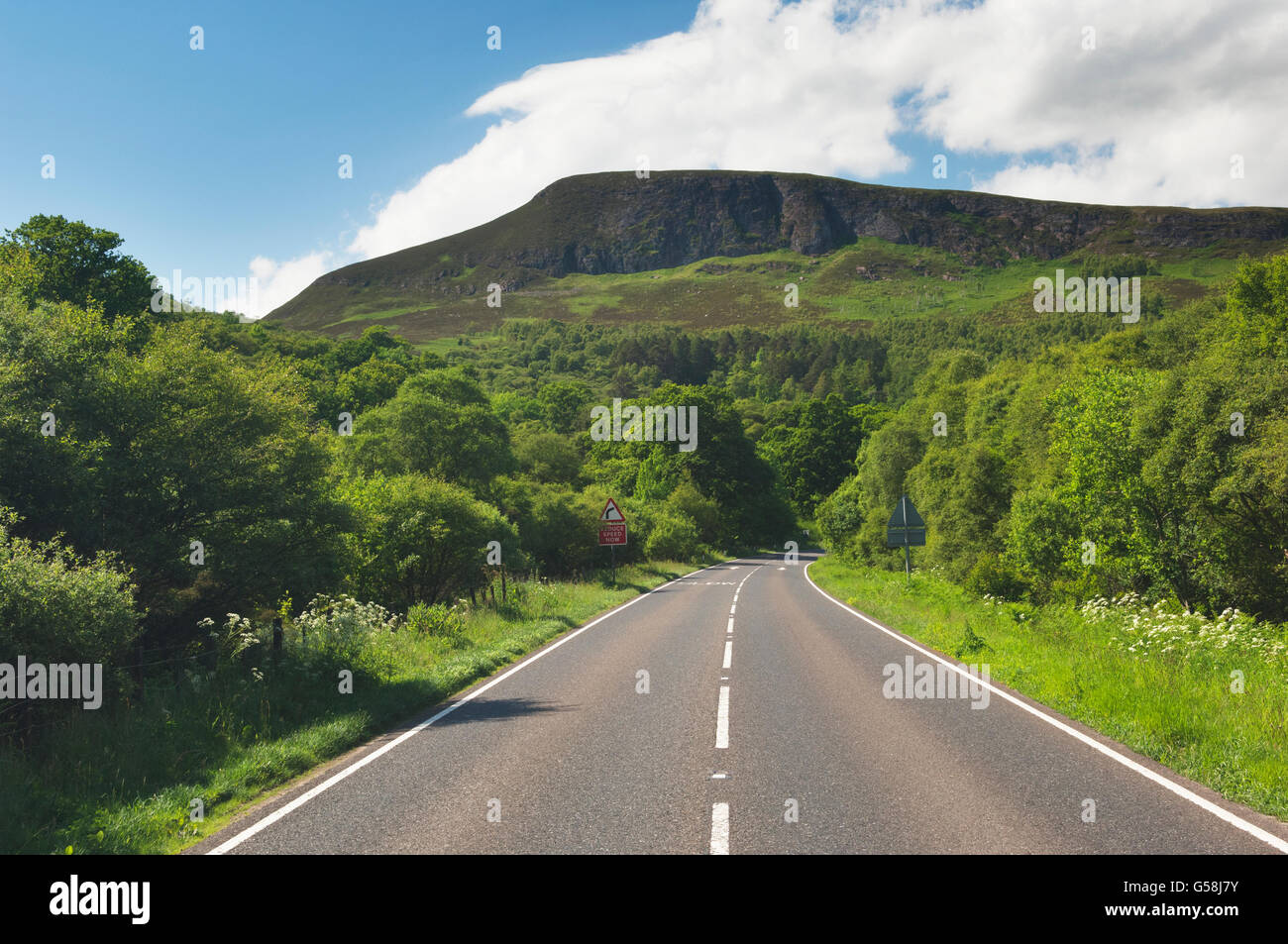 Leere Straße in der Nähe von Golspie Sutherland, Schottland - diese Straße ist Teil der Nord-Küste-500-Route. Stockfoto