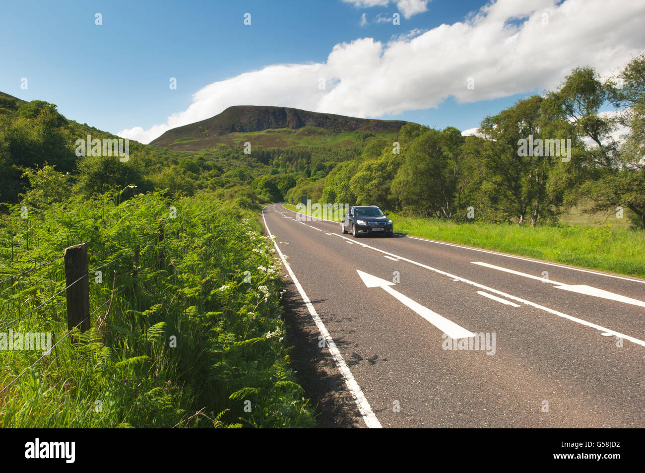Straße in der Nähe von Golspie Sutherland, Schottland - diese Straße ist Teil der nördlichen Küste 500 Route. Stockfoto