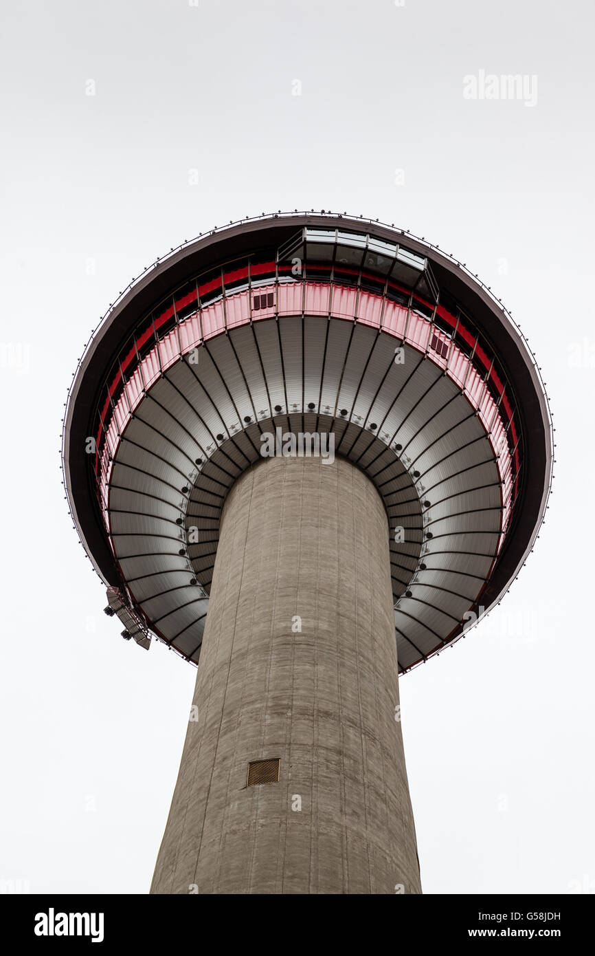 Nahaufnahme der Calgary Tower, einer der bekanntesten Symbol Kanadas Baujahr 1968 und 627 Fuß hoch. Stockfoto