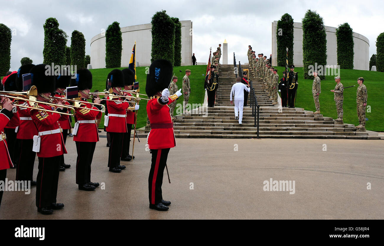 Korporal Johnson Beharry VC trägt die Fackel am National Memorial Arboretum am Tag der Streitkräfte. Stockfoto