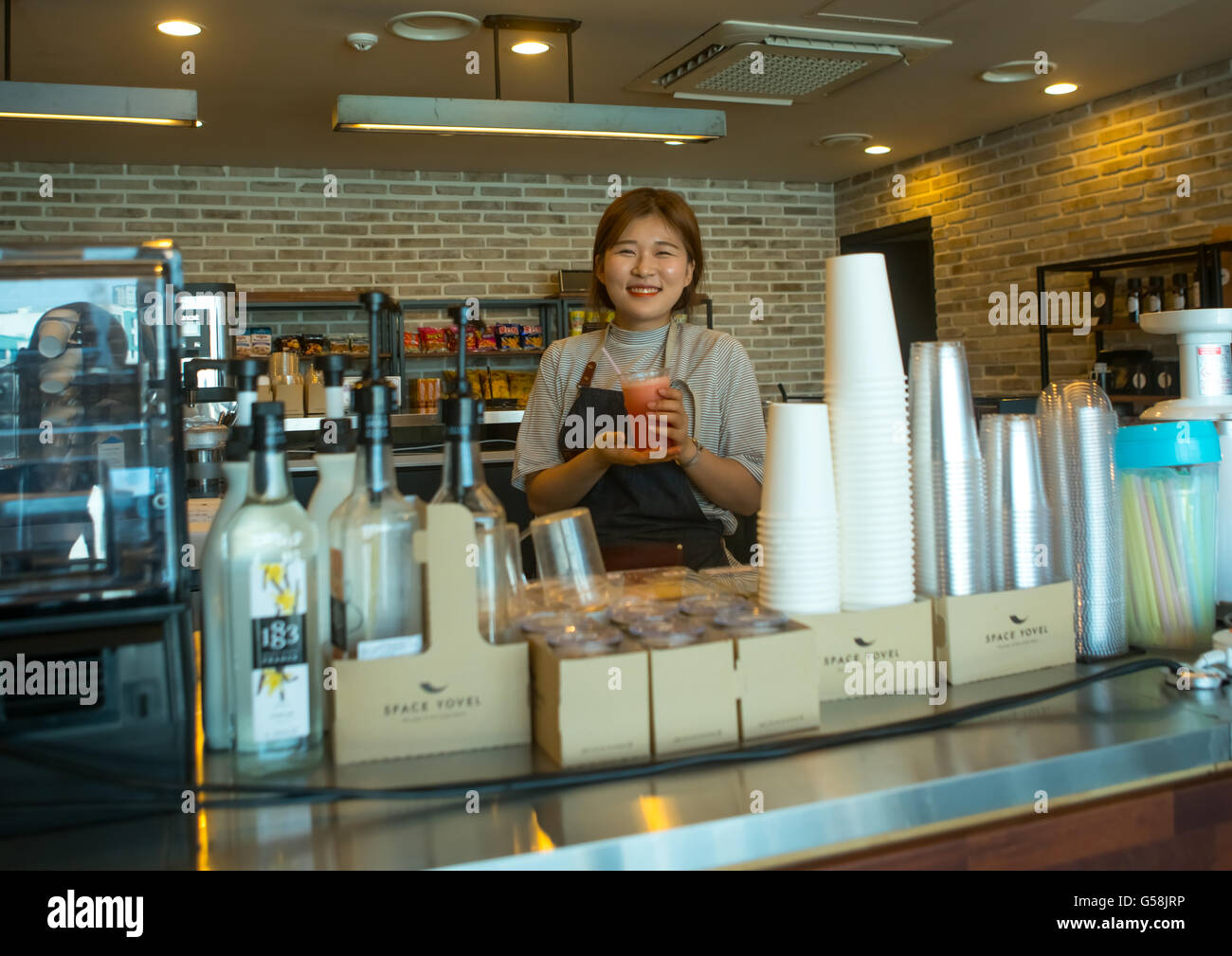 Südkorea, National Capital Area, Seoul, ein nordkoreanischer Überläufer namens Huaryeong arbeiten im Yovel Café in Ibk Bank Stockfoto