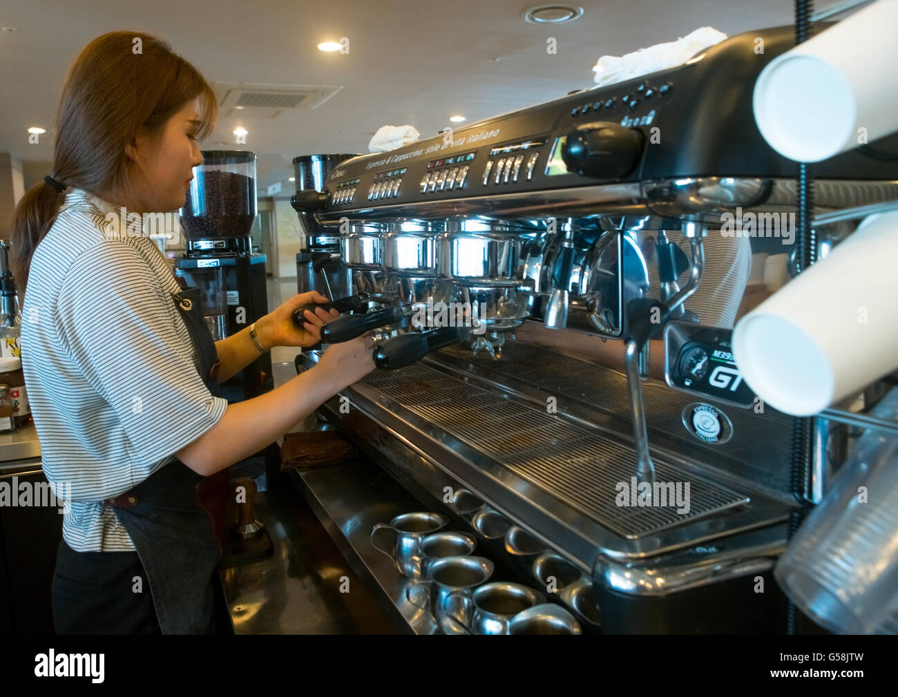 Südkorea, National Capital Area, Seoul, ein nordkoreanischer Überläufer namens Huaryeong arbeiten im Yovel Café in Ibk Bank Stockfoto