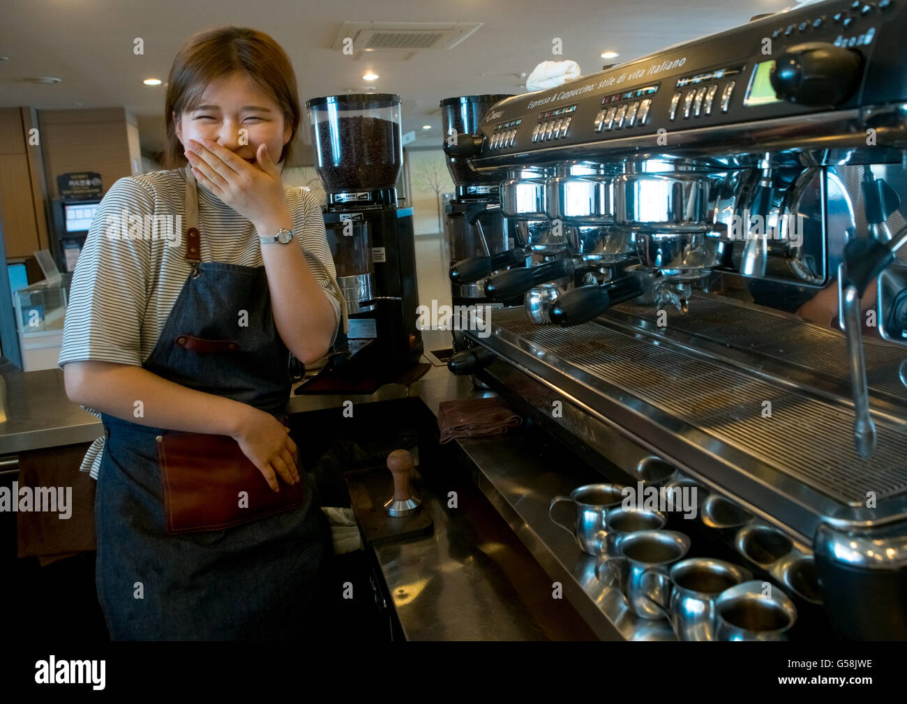 Südkorea, National Capital Area, Seoul, ein nordkoreanischer Überläufer namens Huaryeong arbeiten im Yovel Café in Ibk Bank Stockfoto