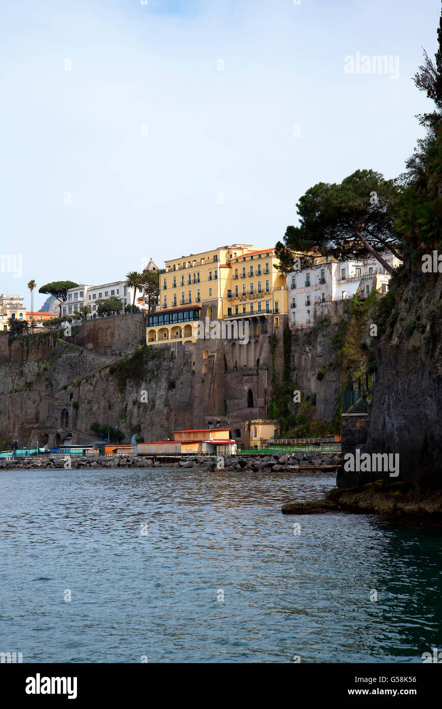 Die alte Stadt von Sorrent hinunter in den ursprünglichen Fischerhafen Marina Grande in Sorrent Stockfoto