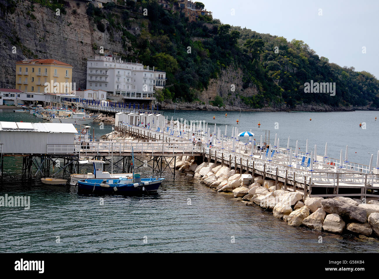 Die alte Stadt von Sorrent hinunter in den ursprünglichen Fischerhafen Marina Grande in Sorrent Stockfoto