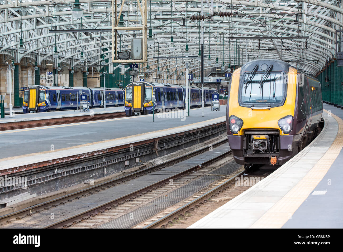 Eine Auswahl der Züge vor dem Abflug an Glasgow central Station Stockfoto