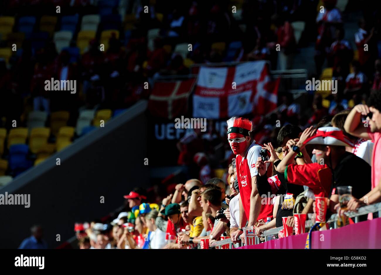 Ein Dänemark-Fan schaut aus der Menge in der Steht vor dem Kick-off Stockfoto