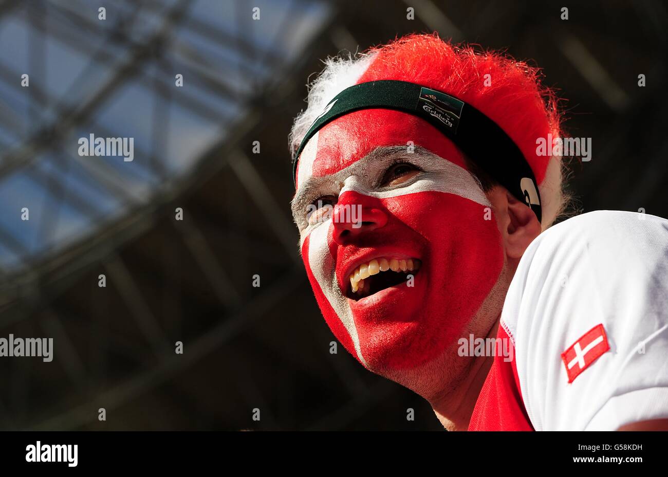 Fußball - UEFA Euro 2012 - Gruppe B - Dänemark - Portugal - Arena Lviv. Ein Dänemark-Fan in den Tribünen vor dem Kick-off Stockfoto