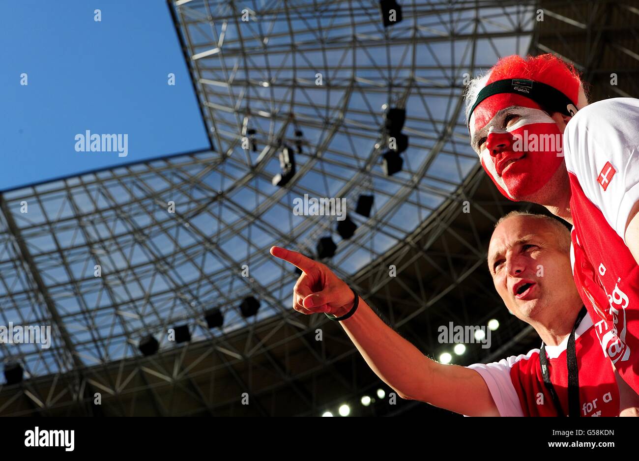Fußball - UEFA Euro 2012 - Gruppe B - Dänemark - Portugal - Arena Lviv. Dänemark Fans in den Tribünen vor dem Anstoß Stockfoto