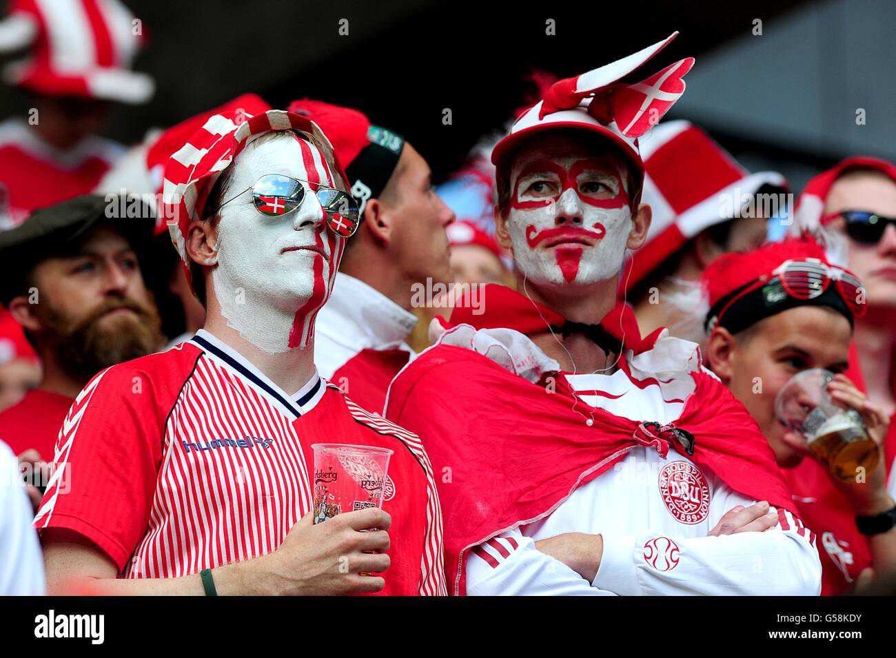 Fußball - UEFA Euro 2012 - Gruppe B - Dänemark - Portugal - Arena Lviv. Dänemark Fans in den Tribünen vor dem Anstoß Stockfoto