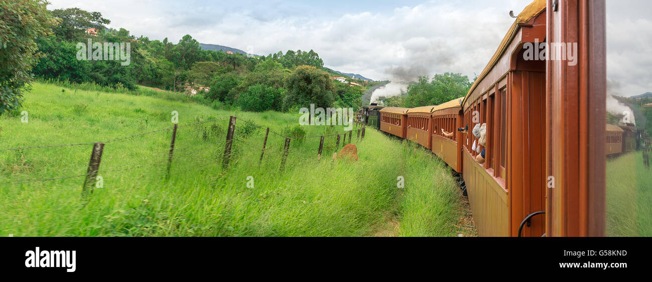 Tiradentes, Brasilien, 30. Dezember 2015: Alte kann Rauchen Zug in Tiradentes, eine koloniale Unesco-Weltkulturerbe-Stadt. Stockfoto