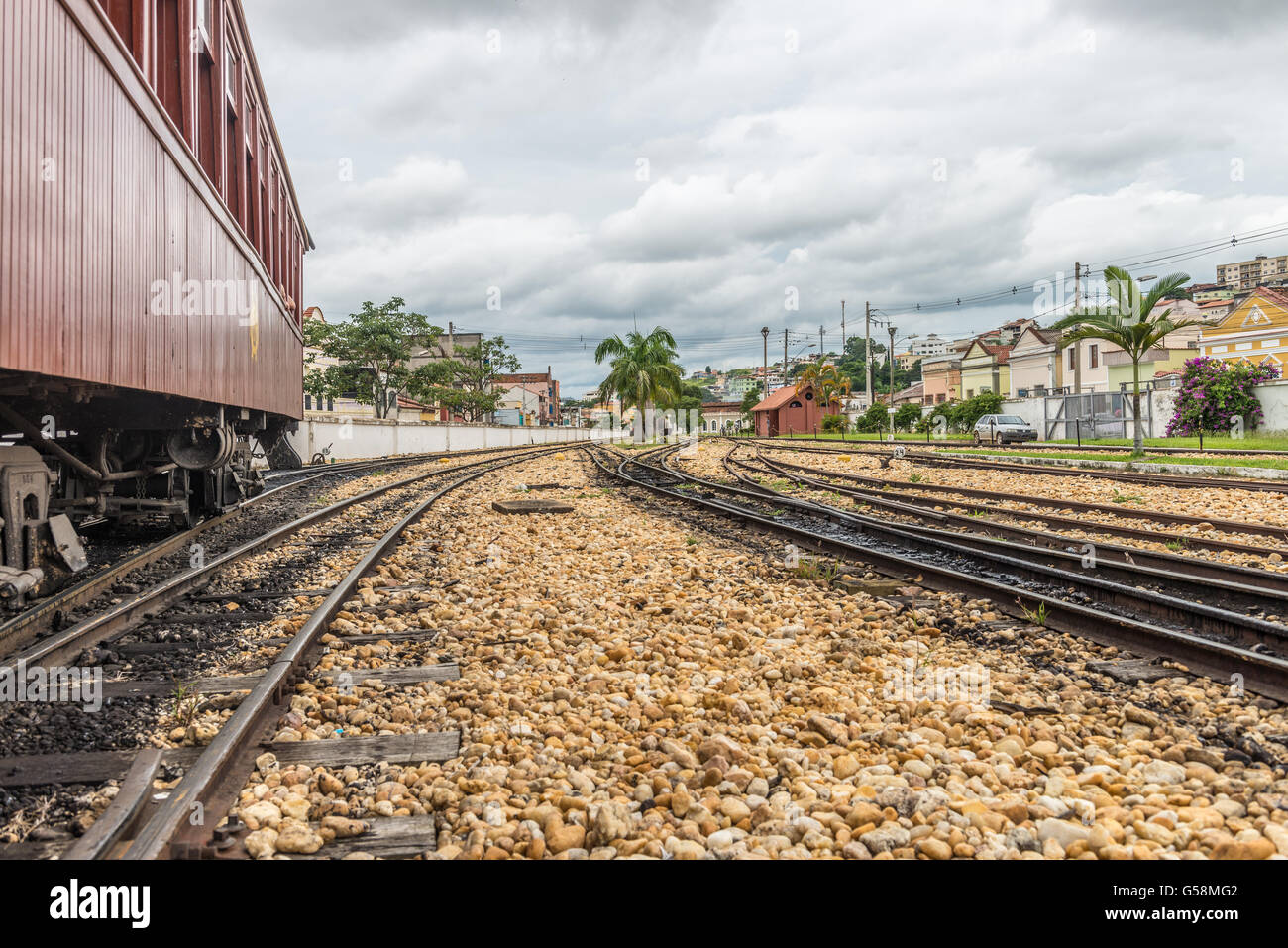 Tiradentes, Brasilien, 30. Dezember 2015: Alte kann Rauchen Zug am Bahnhof in Sao Joao Del Rey, eine koloniale Welterbekonvention der Unesco Welt geparkt Stockfoto