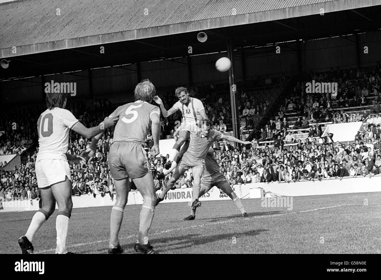 Fußball - League Division Two - Leyton Orient / Stoke City - Brisban Road Ground, London. Joe Mayo (ganz rechts oben) von Leyton Orient gewinnt diesen Kampf mit dem Stoke-Mann John Marsh (ganz rechts unten) an der Brisban Road. Stockfoto