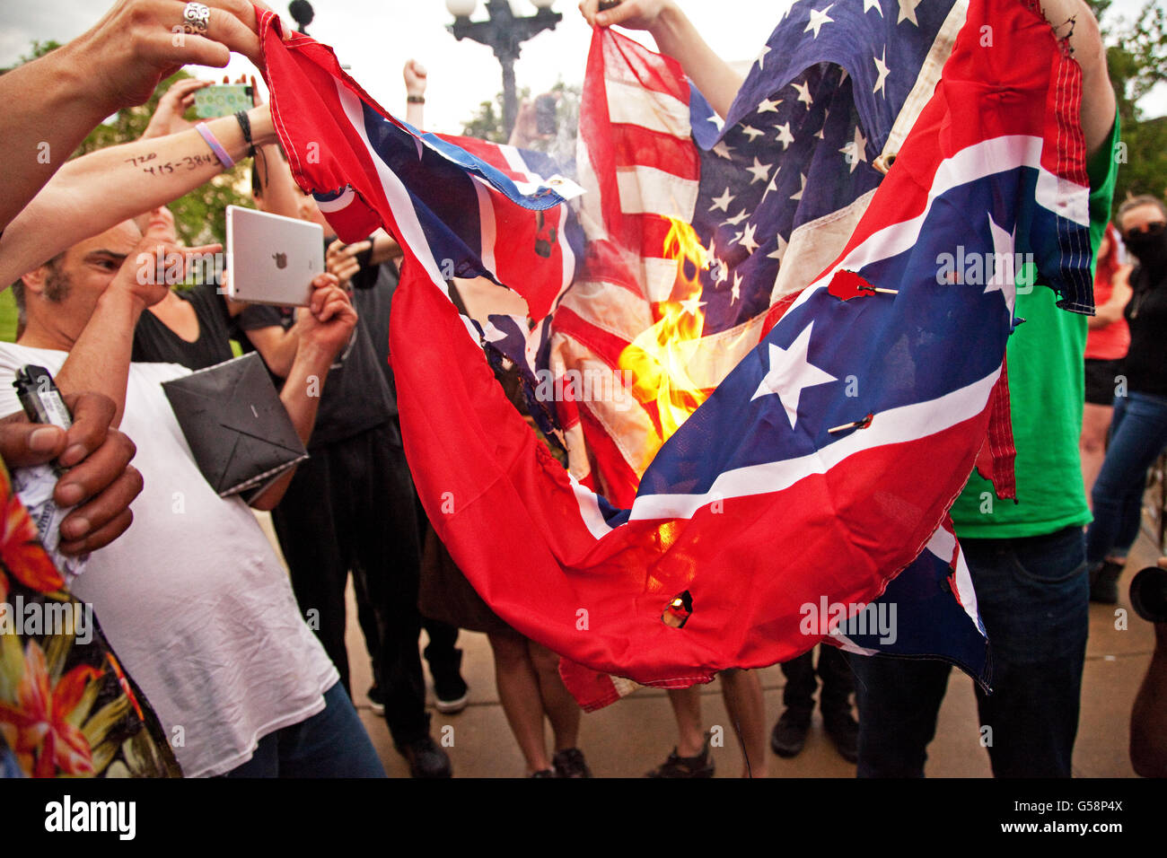 Confederate flag burning -Fotos und -Bildmaterial in hoher Auflösung ...