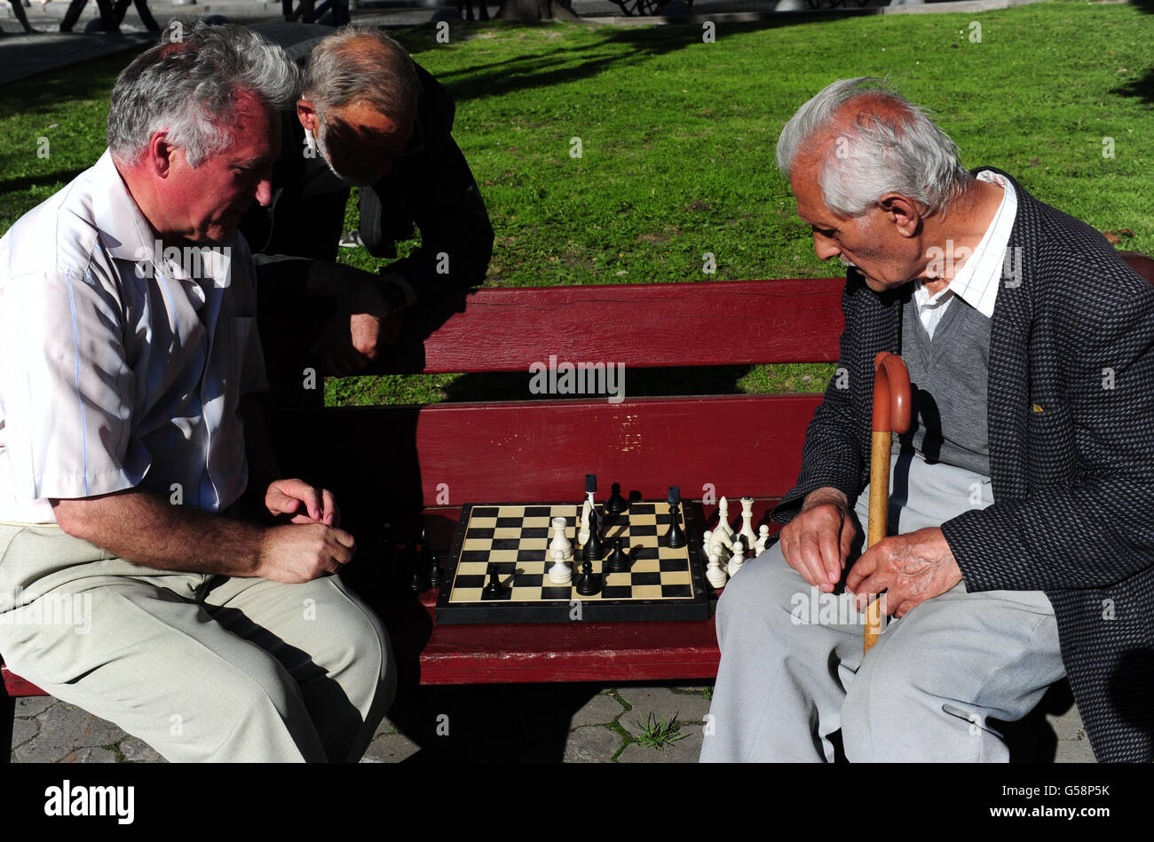 Fußball - UEFA Euro 2012 - Gruppe B - Dänemark - Deutschland - Arena Lviv. Auf dem Lviv-Platz spielen Menschen Schach Stockfoto