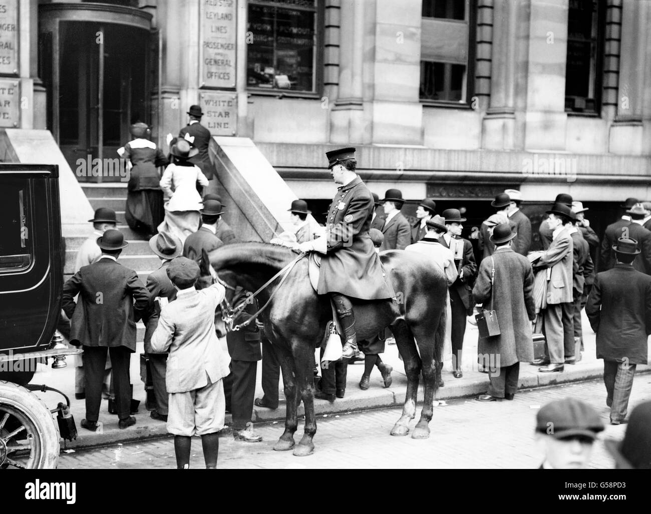 Menschenmenge versammelte sich vor den White-Star-Büros in New York im April 1912, auf Nachrichten über den Untergang der Titanic. Foto von Bain Nachrichtendienst. Stockfoto