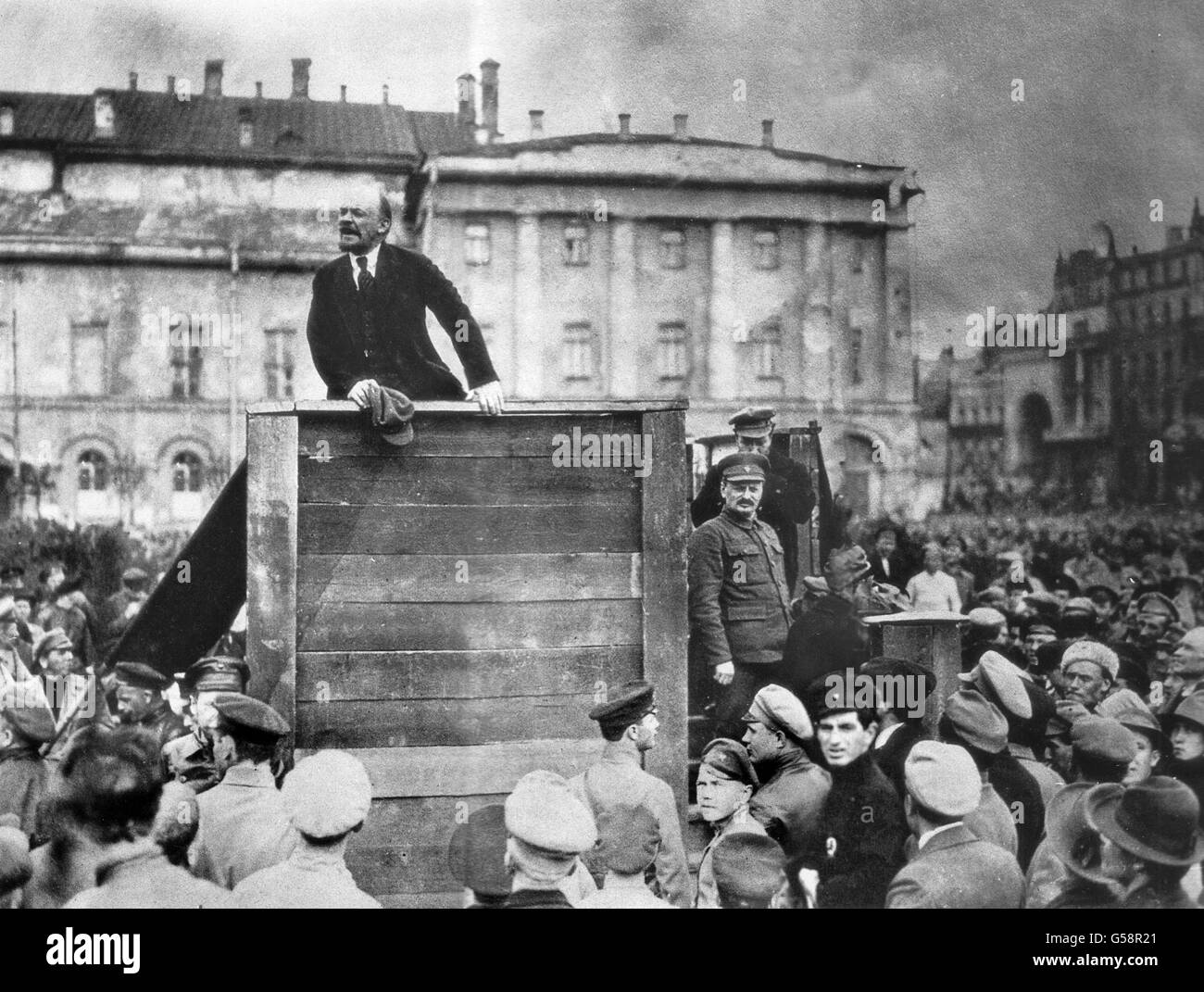 Lenins Rede. Vladimir Lenin Adressierung eine Menge von Soldaten in den Krieg in Polen im polnisch-sowjetischen Krieg (1919-21), Swerdlow-Platz (jetzt Theaterplatz/Tetrainaya Platz), Moskau, 5. Mai 1920 gehen. Leon Trotsky ist auf dem Podium auf der rechten Seite von Lenin. Stockfoto