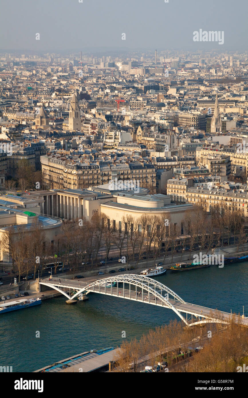 Blick auf Paris und die Seine aus den Eiffelturm Eiffelturm, Paris, Frankreich Stockfoto