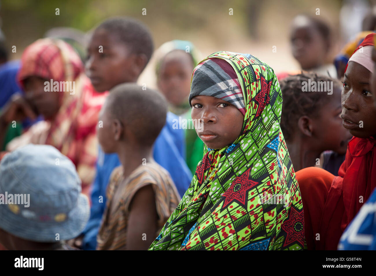 Gemeindemitglieder besuchen eine Dorfversammlung in Provinz Nampula, Mosambik. Stockfoto