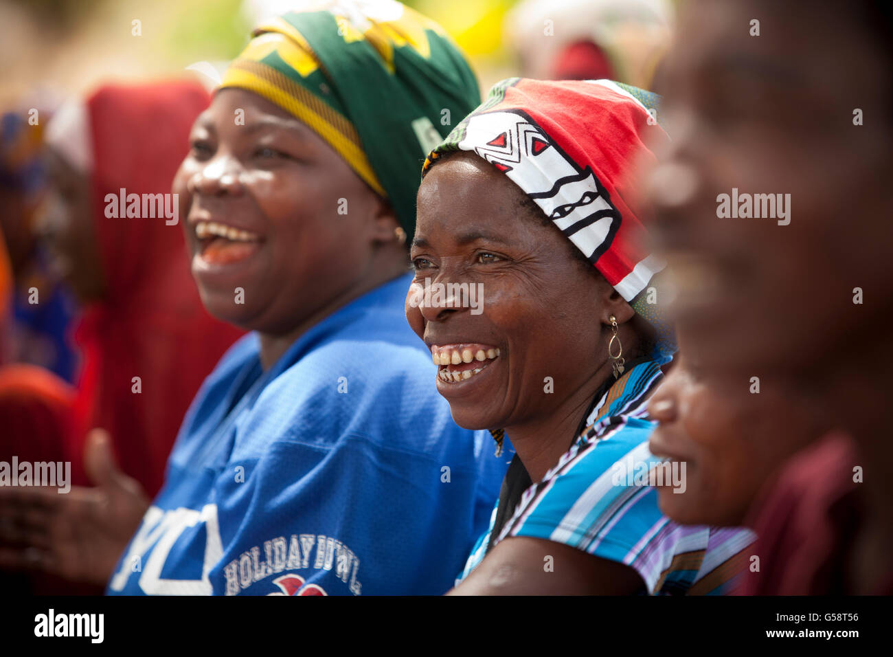 Gemeindemitglieder besuchen eine Dorfversammlung in Provinz Nampula, Mosambik. Stockfoto