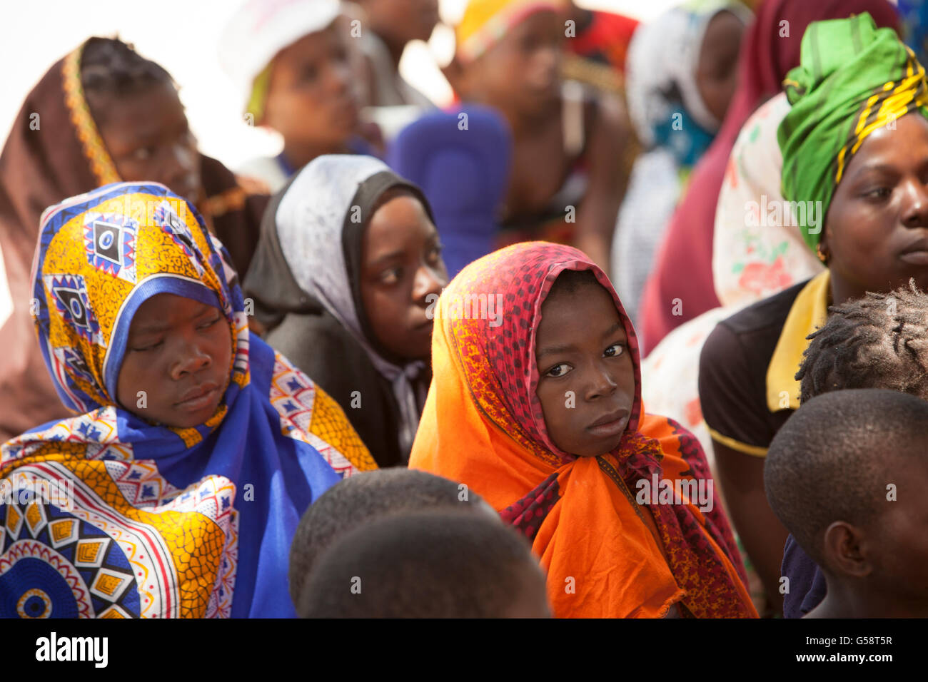Gemeindemitglieder besuchen eine Dorfversammlung in Provinz Nampula, Mosambik. Stockfoto