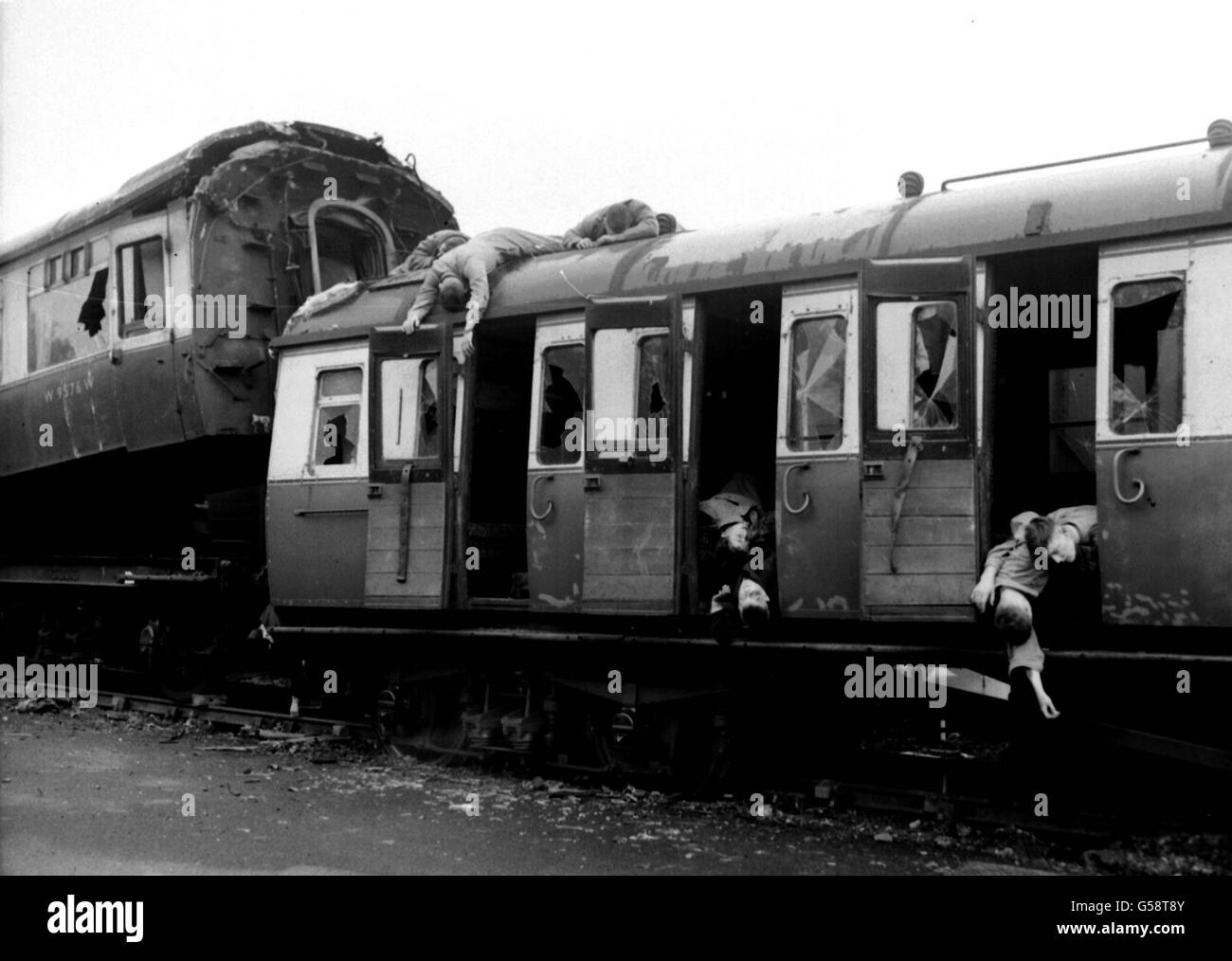 1960: Ein tragischer Eisenbahnzertrümmern und 'leblose' Körper? Kein Grund zur Besorgnis, dies war der Schauplatz einer Übung zur Zivilverteidigung in Stroud, Gloucestershire, bei der eine Reihe von pensionierten Eisenbahnfahrzeugen zusammenstürzten, um einen realistischen Effekt zu erzielen. 200 Freiwillige handelten als verletzte Passagiere. Stockfoto