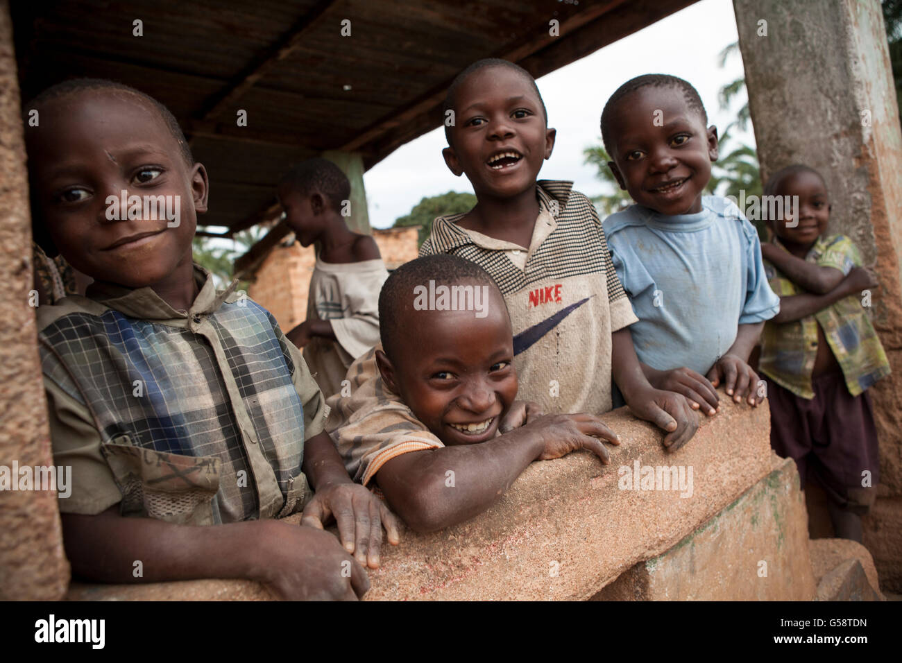 Glückliche Kinder drängen sich zusammen in Kigoma Region, im Westen Tansanias. Stockfoto