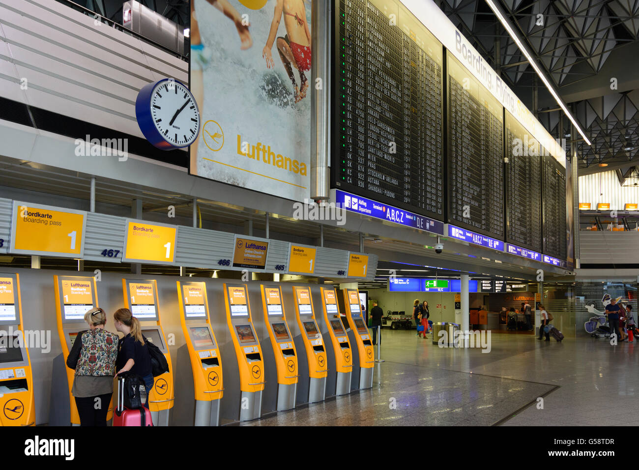 Flughafen Frankfurt: Terminal A und Check-in - Lufthansa Maschinen und große Abfahrt Display, Frankfurt Am Main, Deutschland, Hessen Stockfoto