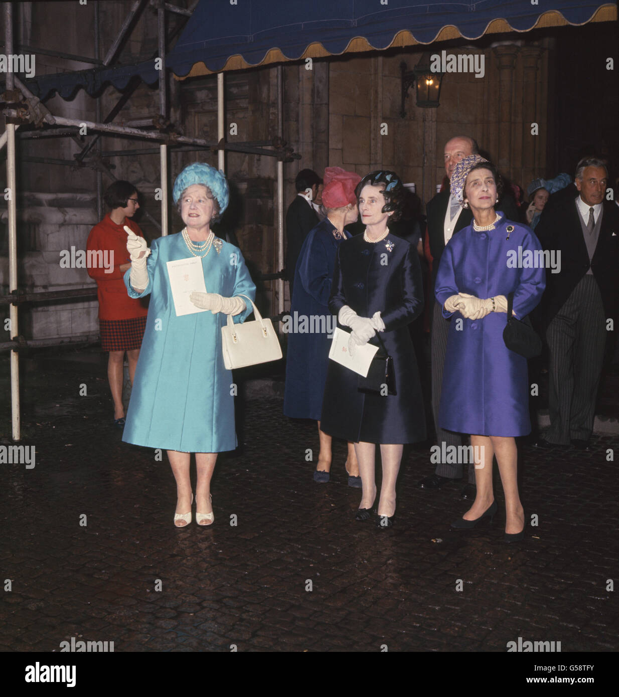 1966: Die Königin Mutter (links), die Herzogin von Gloucester (c) und Prinzessin Marina von Kent bei der Hochzeit der Marquess von Hamilton und Miss Alexandra Phillips in Westminster Abbey. Stockfoto
