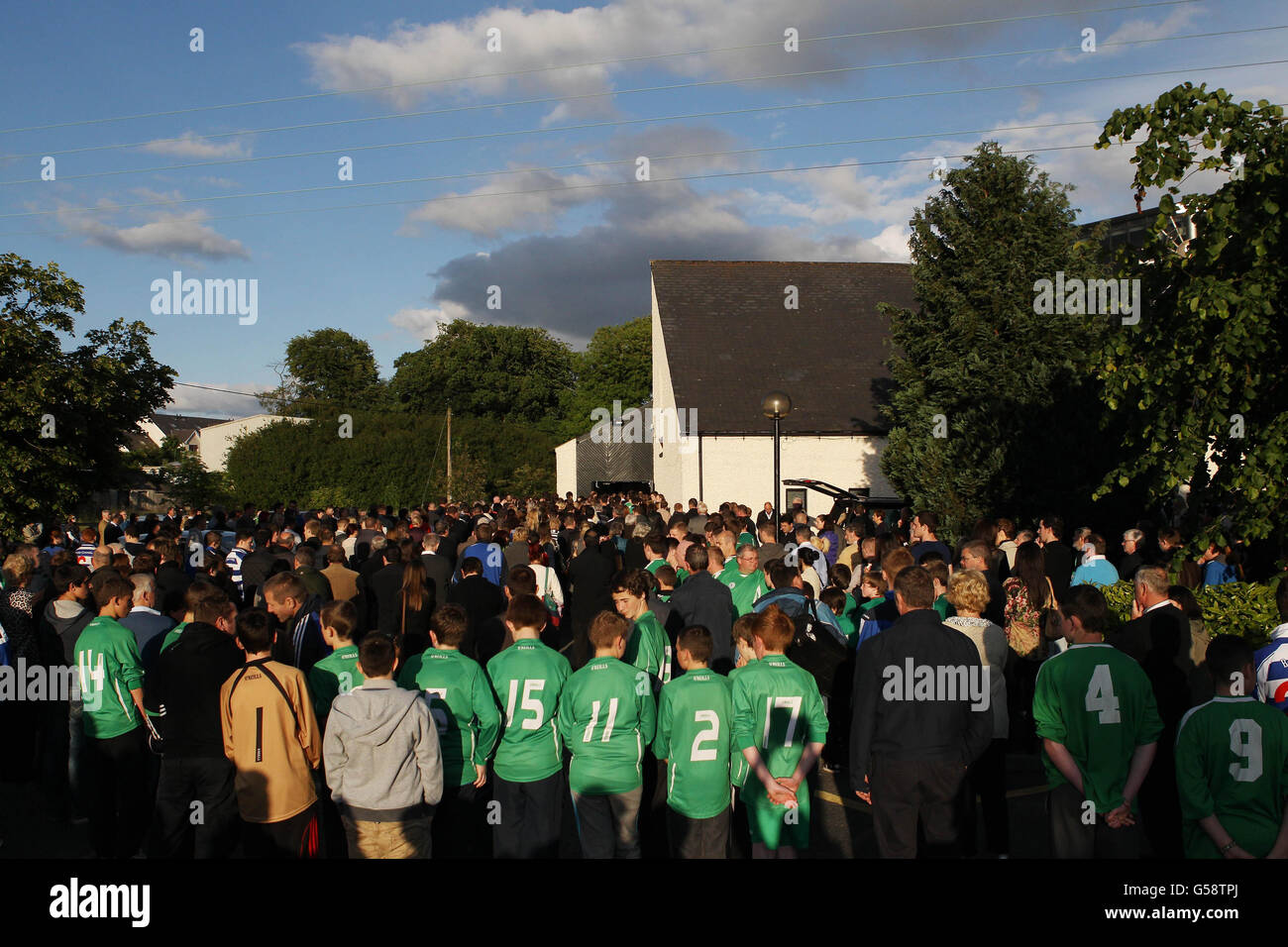 Die Menschen drängen sich in die Kirche unserer Lieben Frau in Blessington, Co Wicklow, als Hunderte von Trauernden dem Fußballfan James Nolan 22 ihren Respekt zollen, der während einer Reise nach Polen starb, um Irland beim Euro 2012-Wettbewerb zu unterstützen. Stockfoto