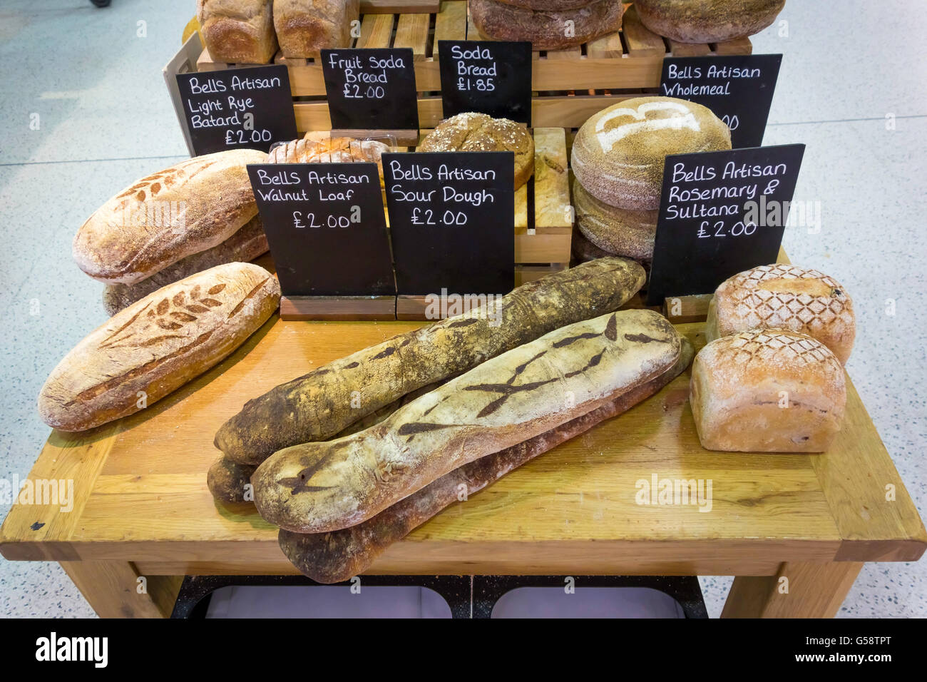 Eine Anzeige der frisch gebackene Handwerker Brot im Stände Supermarkt Lake District England UK Stockfoto