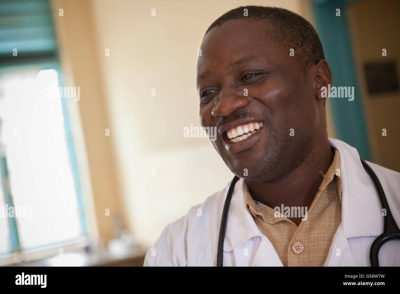 Ein Arzt lächelt in Kigoma Region, Tansania. Stockfoto