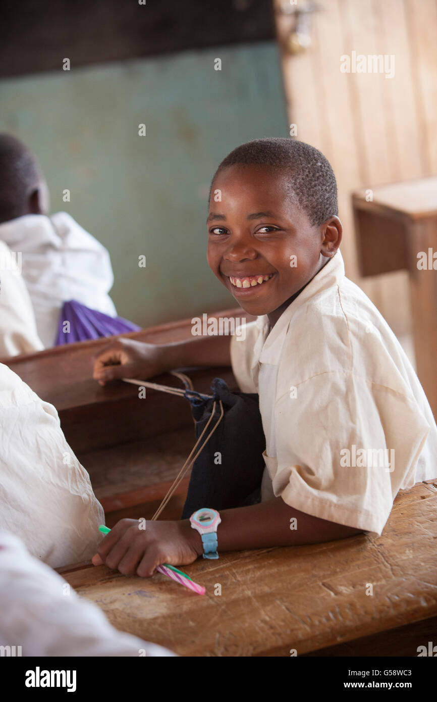 Grundschüler lernen in einem Klassenzimmer in der Region Dodoma, Tansania. Stockfoto
