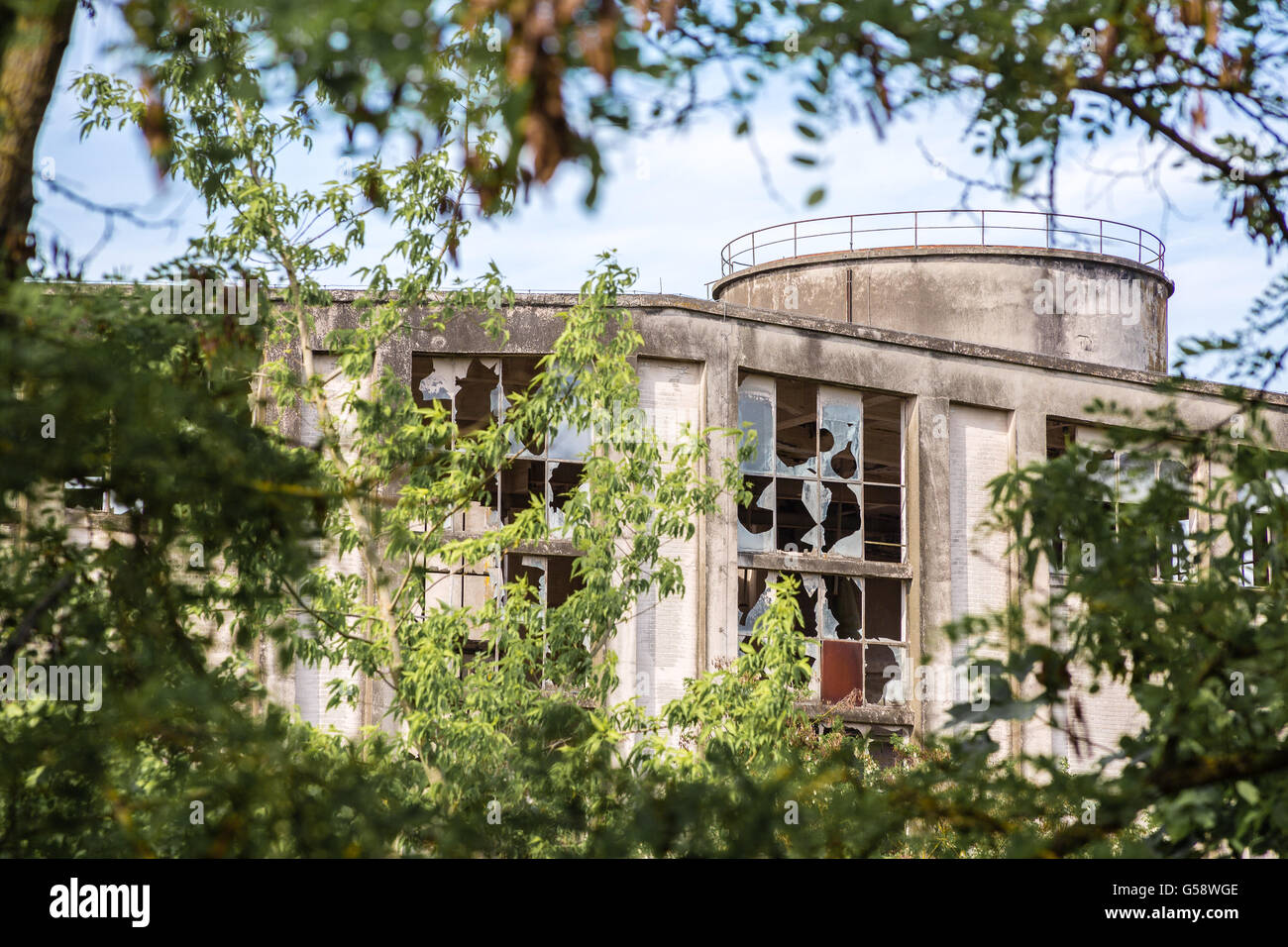 Alte verlassene Haus zerbrochenen Fensterscheiben Stockfoto