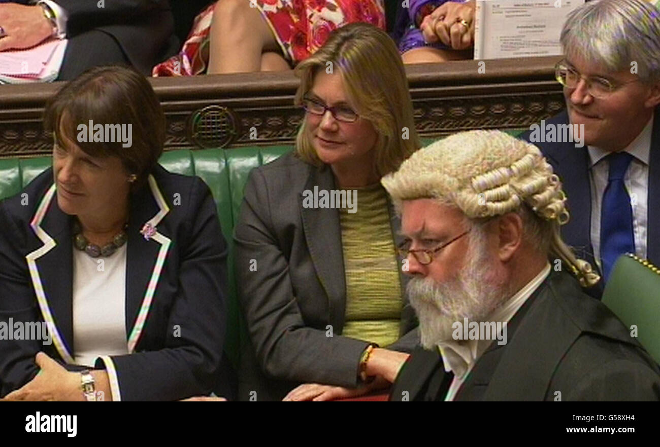Verkehrssekretärin Justine Greening (Mitte) während der Fragen des Premierministers im Unterhaus, London. Stockfoto
