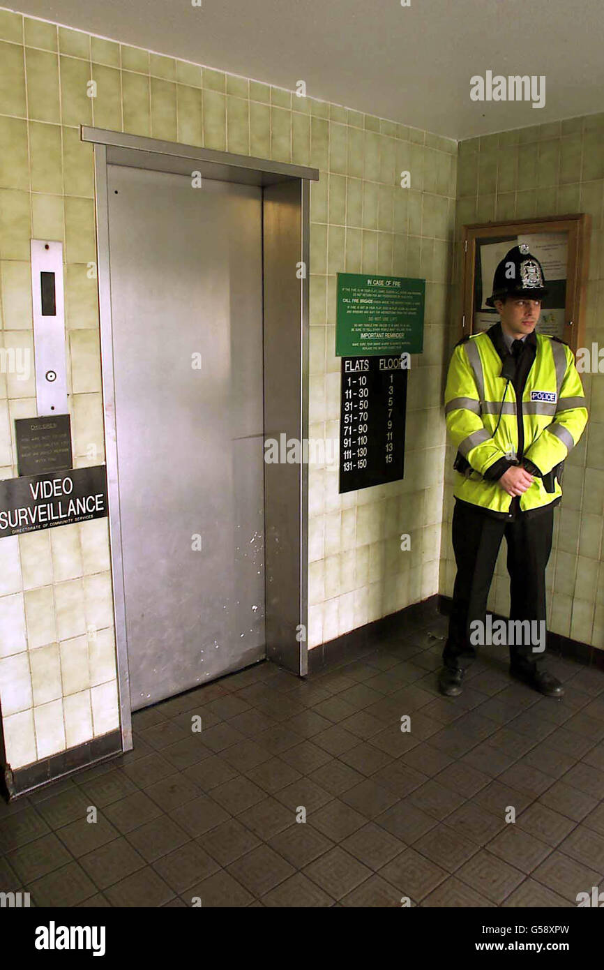 Ein Polizist steht Wache am Aufzug in Shirley Towers, Southampton, wo zwei Männer in den frühen Morgenstunden des 04./02/01. Die Männer, in ihren frühen 20er Jahren, wurden geglaubt, in einen Kampf verwickelt gewesen zu sein. * ...nachdem sie eine Wohnung im obersten Stockwerk verlassen haben, als sie die Aufzugstüren - die sich aufsprangen - trafen. Ihre Leichen wurden wenige Augenblicke später am Fuße der Shirley Towers, einem 15-stöckigen Hochhaus in der Church Street, Shirley, Southampton, gefunden. Stockfoto