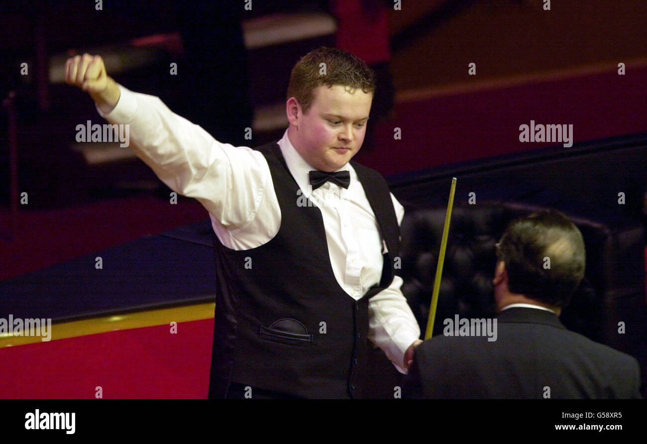 Shaun Murphy aus England feiert, nachdem er den Hongkonger Marco Fu (6
