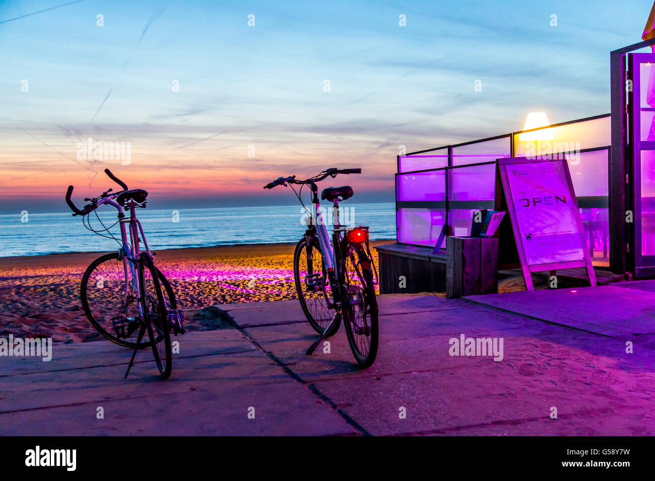 Nordsee Küste Stadt Noordwijk, Niederlande, Strandbars, Restaurant in der Nacht, Dämmerung, Stockfoto