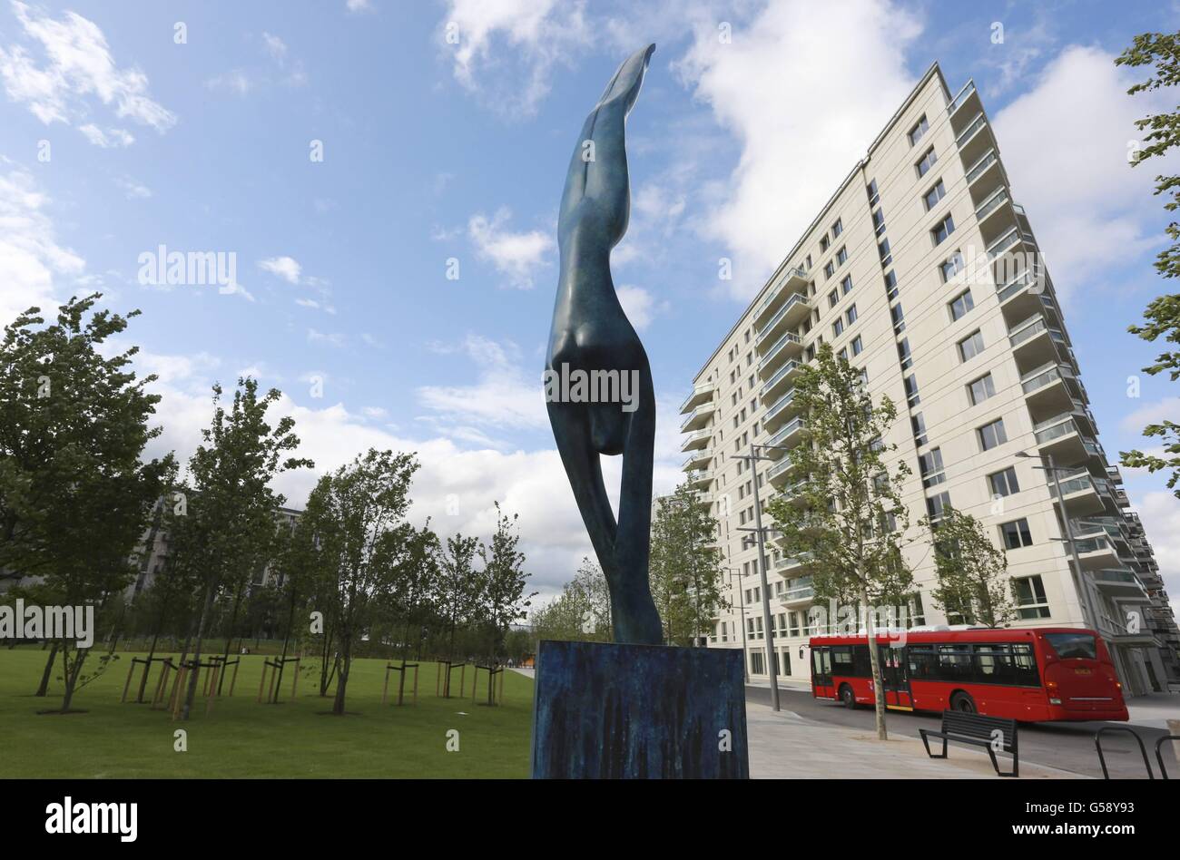 In Stratford, im Osten Londons, ist eine Skulptur eines Tauchers im Olympischen Dorf zu sehen, die für die Olympischen Spiele 2012 in London gebaut wurde. Stockfoto