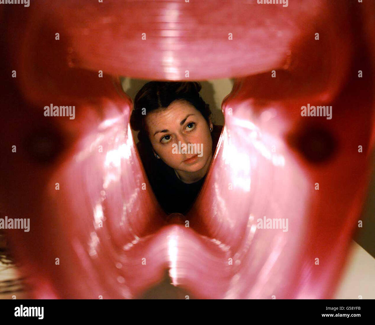 Kirsteen Martin untersucht eine Chaiselonge während einer Ausstellung für zeitgenössische Kunst und Design im Sotheby's in London. Die Chaiselonge von Mathias Bengtsson kostet 6765. Stockfoto