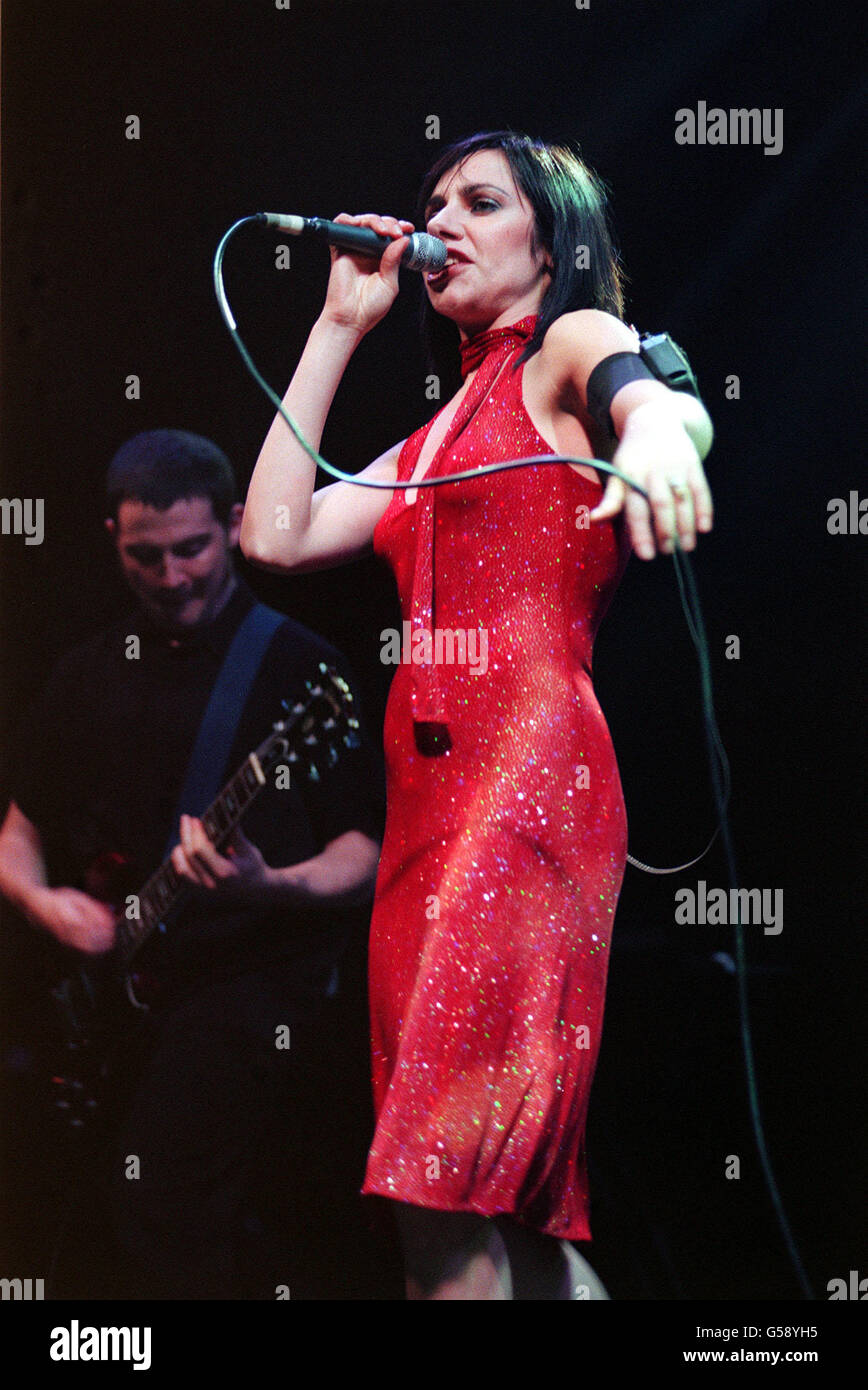 Sänger PJ Harvey (Polly Jean Harvey) tritt auf der Bühne des Shepherds Bush Empire in London auf. * 11/9/01: Foto neu aufgelegt. Stockfoto