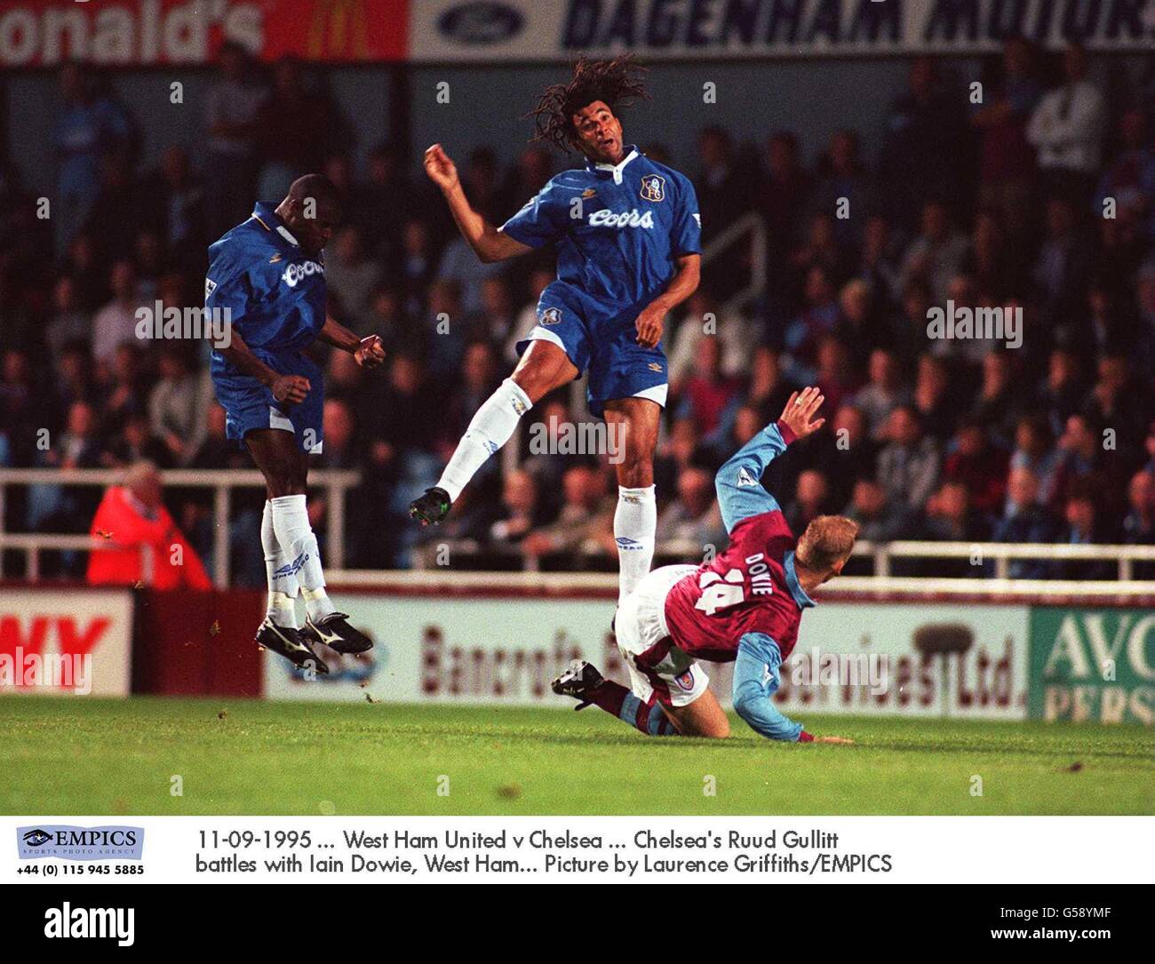 11-09-1995. West Ham United / Chelsea. Chelseas Ruud Gullit kämpft mit Iain Dowie (West Ham). Bild von Laurence Griffiths/EMPICS Stockfoto