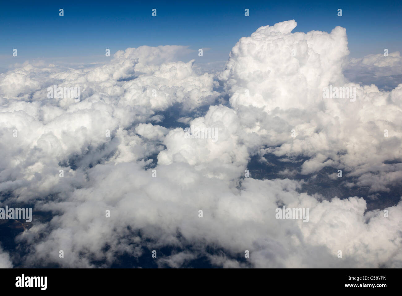 Wolken aus Flugzeugfenster Stockfoto