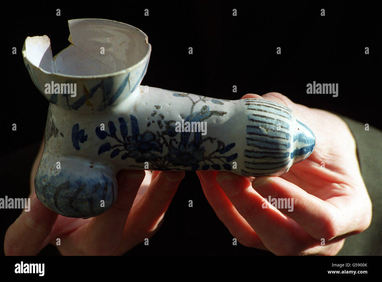 Ein spätes phallisches Trinkgefäß von Stuart, das von Arkaeologen des Museum of London in der City of London ausgegraben wurde, wird während einer Fotoausstellung im Museum of London gezeigt. Stockfoto
