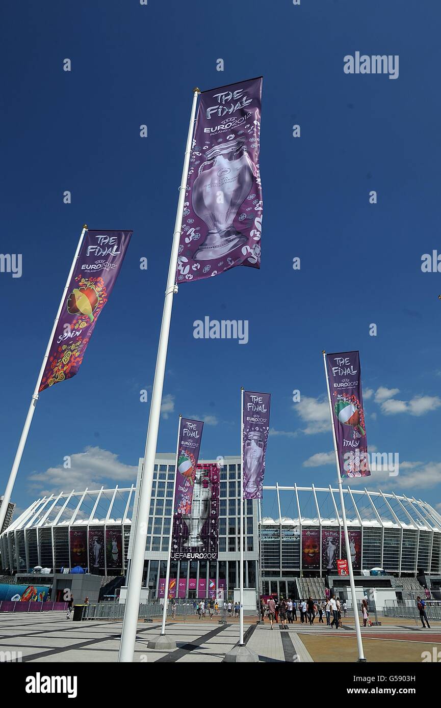 Ein allgemeiner Blick auf das Olympiastadion, da sich die Fans vor der UEFA-EM-Endrunde 2012 um den Boden fräsen Stockfoto