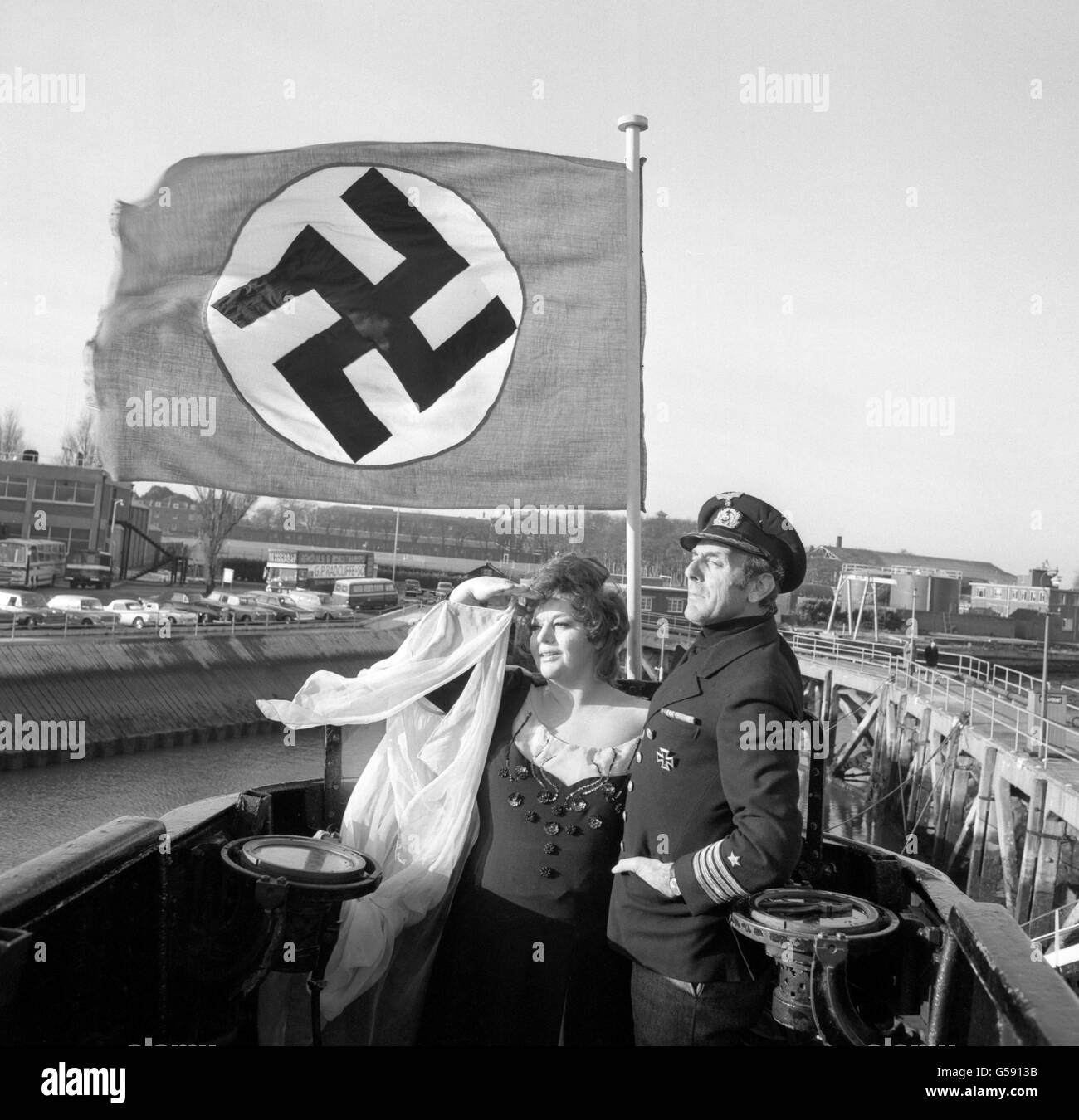 Komiker Eric Sykes und Hattie Jacques während einer Szene für seine neue sechsteilige BBC-Fernsehserie 'Sykes Big Big Show'. Die Szene ist auf HMS Dolphin gedreht, in der Sykes einen deutschen Submarine-Kommandanten, den Fuchs von Lorient, und Junoesque Hattie, die Frankfurter Nachtigall, spielt. Stockfoto