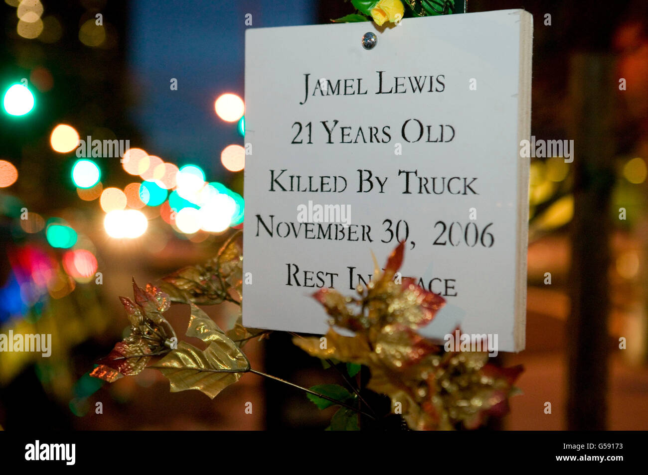 Ein Schild erinnert an 21-j hrige Jamel Lewis, der von einem Lastwagen am 30. November 2006, auf dem Bürgersteig von Fredrick Douglass getötet wurde Stockfoto