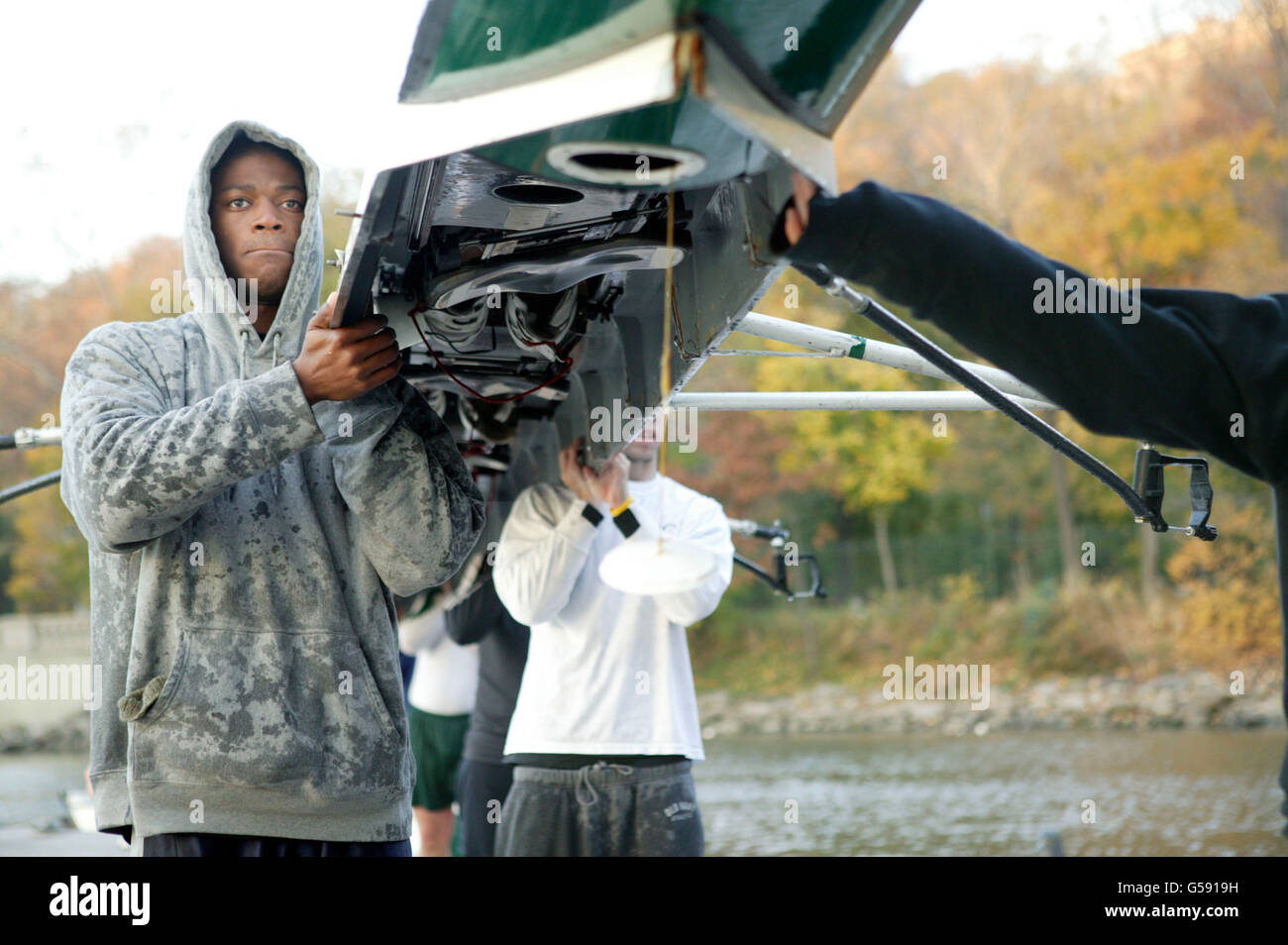 Manhattan College Rowing Club Mitglieder heben ein Boot nach einem